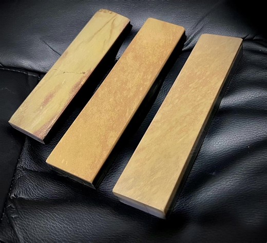 Our in-depth series on Coticule sharpening stones continues,it'time for Dressante! These natural gems are among the most valued in the world for precision finishing, perfect for straight razors and high-quality tools. A special thank you, as always, to our friend Pietro Fusilli for sharing this magnificent shot from his private collection. What is your experience with Coticules? Let us know in the comments! #Coticule #PietraCoticule #Whetstone #SharpeningStone #PietraDaAffilatura #Honing #Affila