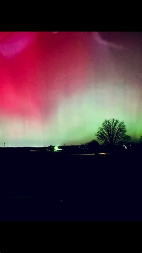 Northern Lights on a random Tusday but what’s important is living life fully!!! #college #uiowa #girlife