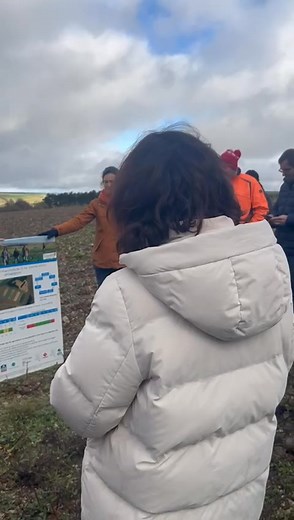 Journée technique à Mouffy ! Ce lundi 24 novembre, Terres Inovia a réuni agriculteurs et partenaires pour une rencontre dédiée aux aléas climatiques et à la pression des ravageurs. 👉 À retrouver en détail dans Terres de Bourgogne cette semaine ! | Terres de Bourgogne
