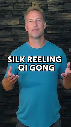 Strength, Flexibility, and Flow—The Qi Gong Way What if one practice could build strength, increase flexibility, and calm your nervous system—all at the same time? That's exactly what Silk Reeling Qi Gong is designed to do. In this video, Lee shares how spiral-based movement can invigorate the circulatory system, mobilize your joints, and activate your body's healing potential. Whether you're moving slowly in a chair or flowing with more energy, this workshop offers something for every level. 🌿