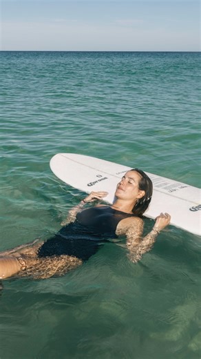 Chloé Calmon on Instagram: "Felizmente eu posso dizer que a maior parte da minha vida eu já passei ao ar livre, em conexão com a natureza. Eu tenho a certeza de que eu sempre quero estar perto do mar 🌊 e assistindo ao pôr do sol 🌅, celebrando a vida de forma leve! @coronabrasil por mais 100 anos vivendo sob o sol 🌞🍻🍋‍🟩 #ThisIsLiving #100AnosVivendoSobOSol #BebaComModeração"
