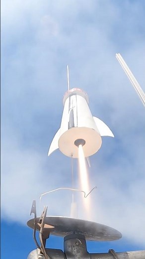 Flying lighthouse! Fliskits lighthouse model rocket- Aerotech E20, White Lightning ⚡️