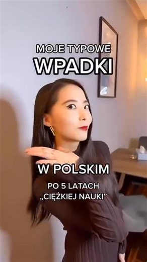 Jin Biyu | Jade Kim on Instagram: "⚠️ Moje najgorsze WPADKI W POLSKIM – odcinek 1 😂 wersja zremasterowana! Nie ma świąt bez Kevina? To tak jak nie ma Jadzi bez wpadek. Dlatego świątecznie, jak co roku od całych 2 lat 😂 przypominam te bazowe, które zdarzają się do dziś. Mimo delikatnego wstydziku związanego z uploadem tego starocia po tak dłuuugim czasie (to był jeden z moich pierwszych filmów!), uznałam, że czas go odkurzyć i oficjalnie domknąć serię. A Wy – proszę – zapomnijcie o „subtelnych”