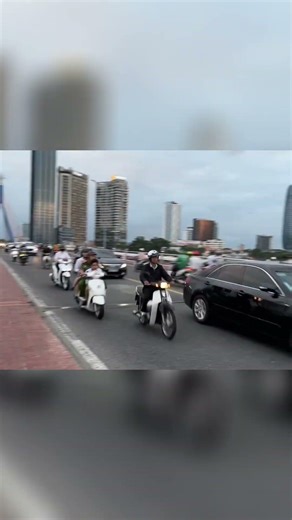 Завораживающий вид на Мост Дракона: Поездка на мотоциклах сквозь город! #shorts