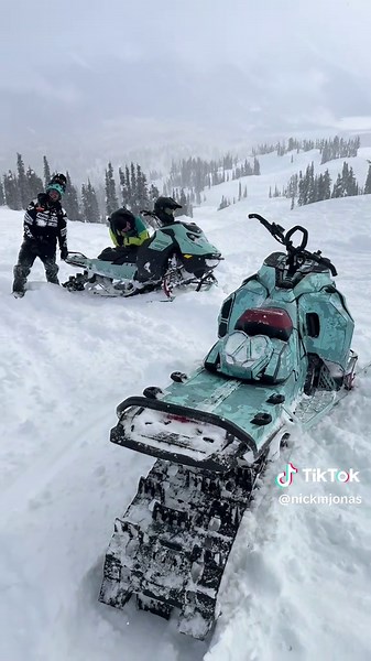Deep pow day in revy #sled #skidoo #revelstoke #ecdcustoms #freeride #snow #sledseason #sledlife #letsridebc #fuelyourpassion #ggb #freshpow #winter #ggbexhaust #fyp