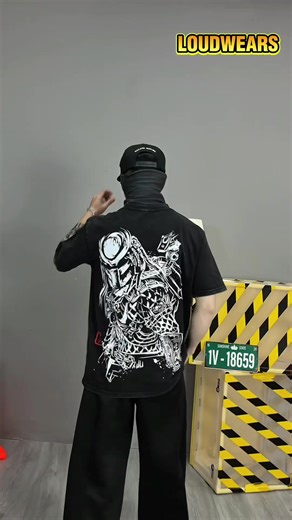 Classic 90s sci-fi action—this Predator tee brings the hunt back. #Predator #YautjaHunter #AlienVsPredator #SciFiAction #PredatorShirt