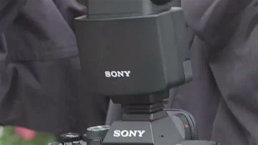 索尼HVL-F60RM闪光灯，智能曝光控制，户外拍摄不惧逆光。搭配A7C拍人像，补光自然不生硬，让每张照片都细腻生动。