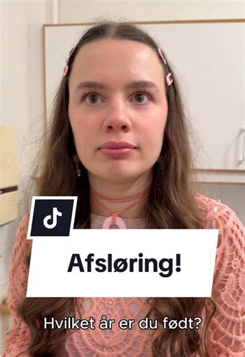 AFSLØRING! 🎭 Kært castmedlem har mange aldre – så hvilket år er du født…? Skuespillerne, sangerne og danserne er i fuld sving i Musicalteatrets øvelokaler prøverne på den helt nye, nostalgiske musicalkomedie for voksne med 25 af de største klassikere fra Børnenes Grand Prix i 00’erne, der får danmarkspremiere i april 2026 på Folketeatrets Store Turnéscene i København – fra skaberen af ”Vi maler byen rød: The Musical”! Læs mere og køb billetter på Billetlugen nu: bit.ly/musical2026 ”Jeg tror det