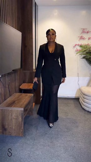 This gorgeous skirt suit is a confidence booster 🤩😍. Items descriptions : Black skirt suit UK Size: 12 & 14 Price: 105,500 Naira Model’s Size: UK 10 Model’s height: 5ft8 Model’s statistics: Bust/waist/hips- 34/30/42 To order; 🌸 Send us a DM, 🌸Click the link in our bio or 🌸Visit our store. . #stylespaceafrica #suit #workwearinspiration #workwearstyle #workwearinspiration #workwear #blacksuit #partysuit #skirtsuit #officedinneroutfit | Style Space Africa