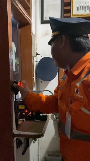 Petugas Perlintasan Kereta Api Ketika Komunikasi antar PJL