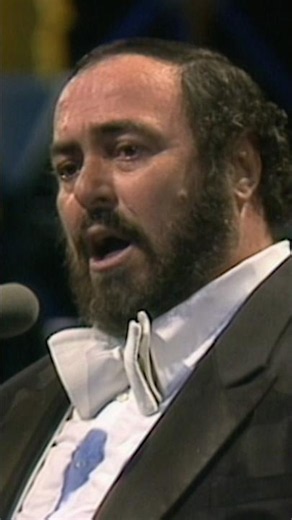 A beautiful sunny day, an iconic white handkerchief, and Maestro Pavarotti 🌞
