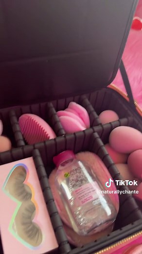 The cutest makeup bag ever 🩷. This make up bag with a mirror is the perfect thing for a vacation or for those who are going back to school and you want to add a new fashion accessory for your make up essentials. #makeupbag #tiktokbacktoschool #organizewithme #makeupbagwithmirror #travelmakeupbag #makeupessentials #pinkmakeupbag