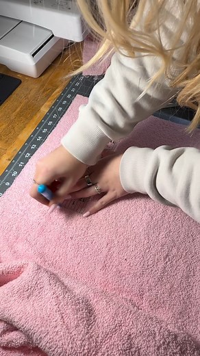 Today’s DIY is this cozy little fabric storage basket 💗❄️ Perfect for makeup, craft supplies, skincare, or cute little gifts. These sew up so fast — and look adorable anywhere! Comment to enter the giveaway 🧺✨ Follow for Day 23! #fabricbasket #sewingproject #diyorganization #handmadestorage #sewinginspiration #diygiftideas #aestheticsewing #handmadeholiday #makersgonnamake #creationsbysv #25daysofdiy | Creations.bysv