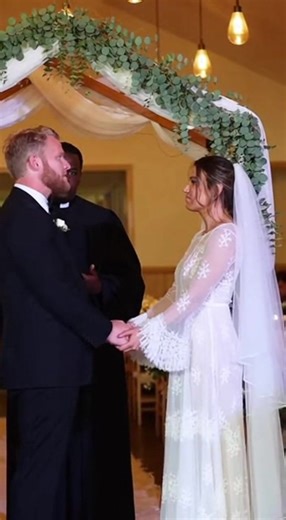 Bride’s dress failed from the back and the whole wedding went into panic mode #microdrama #weddingtok #chaos #caughtoncamera #viralvideo