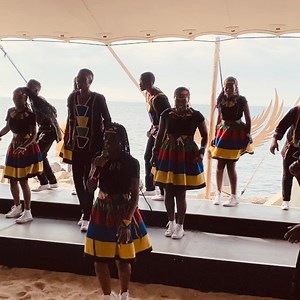 Kathleen Aerts on Instagram: "Zo bijzonder om na een jaar eindelijk nog eens een live performance te mogen meemaken en dan nog wel van deze toppers @choirafrica. Ik wens het iedereen van harte! Thank you @discoverctwc @AfricaRising #ndlovuyouthchoir #americasgottalent #youthchoir #discoverctwc #africarising #capetown #southafrica #thegrandcapetown"