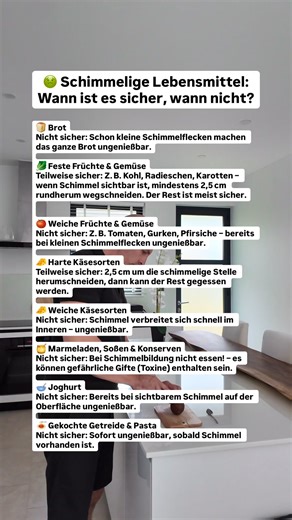Warum schimmeliges Essen gefährlich sein kann – und wann man wirklich wegwerfen sollte Wir alle kennen’s: irgendwo im Kühlschrank nagt der Schimmel – passiert halt. Aber ist das wirklich harmlos? 🧬 Wie entsteht Schimmel überhaupt? Pilze verbreiten Sporen überall — und sobald sie auf Lebensmittel treffen genug Feuchtigkeit und Wärme haben, wachsen sie mit Wurzelfäden, die weit ins Innere vordringen. Viele produzieren Mykotoxine, also Giftstoffe, die oft hitzebeständig sind. 🔬 Was sagt die Forsc