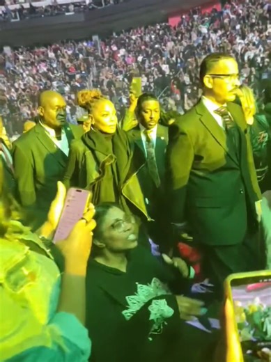 Different angle 👀 Yall was on the job getting these videos lol Janet looks so beautiful 😍😍 Her face card has never declined 🥰🥰 *This is NOT my video* #JanetJackson #NewEdition #FYP #Trending #Concert