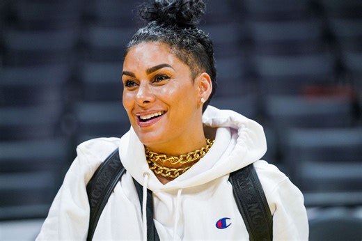 WATCH: Alijah Arenas’ mom Laura Govan gets glammed up & shows off her “Pink Panther” look
