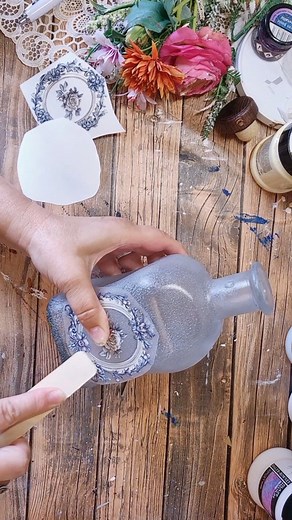 Hello lovelies! ✨ Friday DIY Inspiration! ✨ Here’s a fun tutorial to kickstart your creativity this weekend 🎨 Watch how I upcycle an ordinary bottle into a stunning decorative piece using gorgeous @lablanche_official transfers, versatile @das_fila clay, and @dalerrowney1783 products! Let’s turn trash into treasure 💫 #UpcycleArt #BottleMakeover #DIYTutorial #CreativeFriday #LaBlancheTransfers #DasClay #DalerRowney #CraftInspiration #WeekendCrafts #ShabbyChicDecor #CraftReel #ArtTransformation #