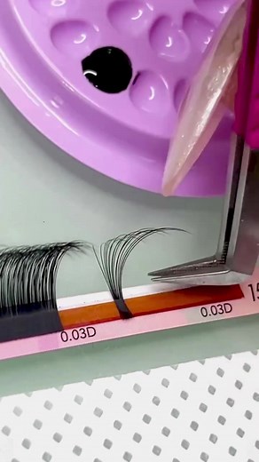 Learning some skills of fanning on the sticky strip from lash artist's video.The way of picking up lashes, the biting point, the point of picking up lash fan are so helpful. I learned a lot from this video.Do you have special tips or skills on volume fan making? 💬 Share your tip in the comment 😃👉 𝗟𝗜𝗞𝗘·𝗦𝗔𝗩𝗘·𝗙𝗢𝗟𝗟𝗢𝗪 👈🔗 Shop: LINK IN BIO🎁 DM to collab & get free samples.#lashes #eyelashes #lashsupplies #lashextensions #lashartist #lashtech #lashlift #russianvolume