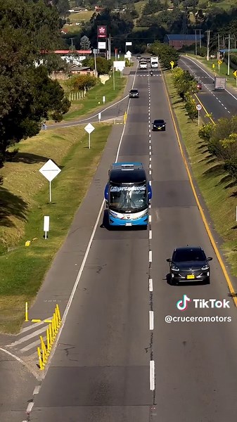 Descubre los Autobuses de Colombia: Estilo y Cultura
