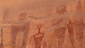 Panning view of the rock art at Sego Canyon petroglyphs near Thompson Springs, Utah. Stock Video