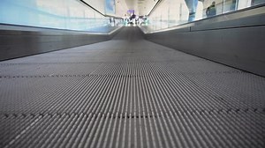 Video in Zeitlupe. Travolator am Flughafen,: Stockvideos & Filmmaterial (100 % lizenzfrei) 1010214656 | Shutterstock