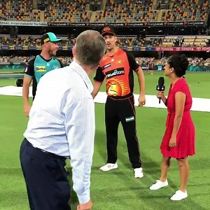 237K views · 1.1K reactions | The bat has been flipped... and Mitch Marsh has forgotten to call! 臘‍♂️ We’re underway at the Gabba - bigba.sh/HEAvSCO | BBL | Facebook