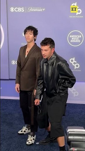 Twenty One Pilots look effortlessly cool on the #AMAS carpet. 😎 #twentyonepilots