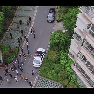 The little girl was trapped alone, and the special police rushed to rescue her 小女孩独自被困，特警赶到救援 #人民警察 #hotdrama #chinesedrama #wetv #WangYuwen #王子奇 #王玉雯 #zhaolusi #xiaozhan | C-Drama Land