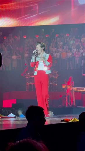 he practised this dance alone in his room for sure #hslotcologne #hslot #harryshouse #fineline #harrystyles #foryou