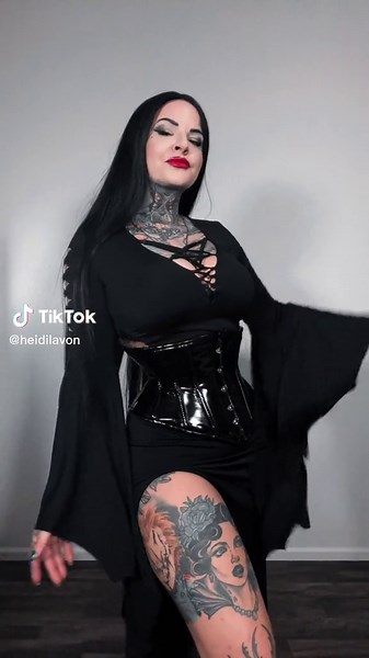 FINALLY got to wear my Morticia cosplay 😘 #wednesday #morticia #morticiaaddams #morticiacosplay #morticiaaddamscosplay #adamsfamily