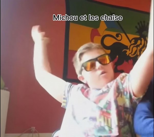 Michou est maudit avec les chaises ? @Michou #CapCut #memestiktok #viral_video #Meme #pourtoii