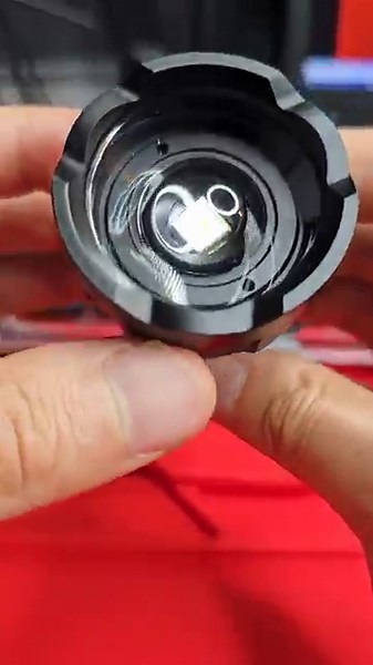 Are Zoomable Flashlights A Gimmick? 🤔 Brinyte ZT40