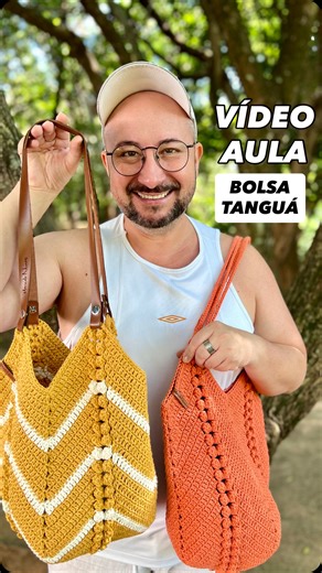 Marcelo Nunes Croche on Instagram: "Buenos diasss!! 🌼😍😊 Uma quarta-feira cheia de boas energias pra todos nós! 🙌🏼 Me conta aí: qual Bolsa Tanguá você gostou mais? ❤️ A VÍDEO AULA completinha já está disponível no meu canal. PESQUISE LÁ NO YT POR: “Bolsa Tanguá – Marcelo Nunes” BOLSA TANGUÁ Feita com EuroRoma Ecosoft, um fio macio, sustentável e de espessura 6 — @fioseuroroma Cores usadas: mostarda, cru e laranja. A alça e a etiqueta maravilhosas são da @samirabegnalia ✨ Agulha: 3,5 mm Todas
