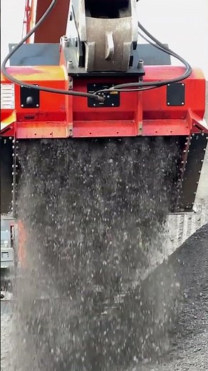 An Allu screening bucket processing asphalt in the UK! #allu #screeningbucket #excavator