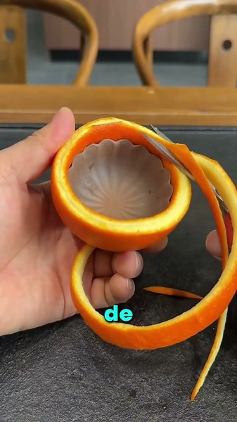 THIS IS HOW YOU CAN TURN AN ORANGE INTO A CUP!! 😯