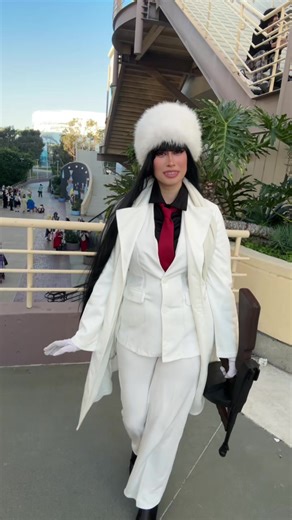 Alucard Encounters Walter: A Hellsing Perspective