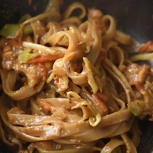 It's ALL about that SAUCE!! ❤️ https://www.recipetineats.com/stir-fried-noodles-with-peanut-sauce/ | RecipeTin