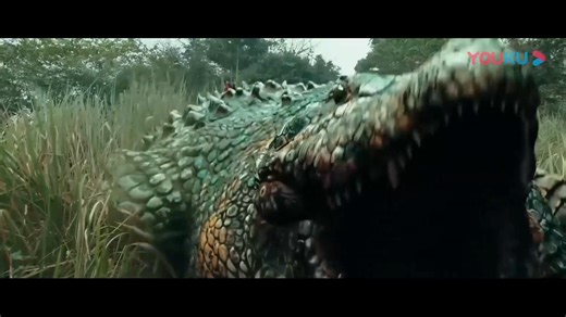 The giant crocodile went crazy and pounced on the person standing on the edge of the cliff! 巨鳄走火入魔，朝着站在悬崖边的人猛扑过去！ #巨鳄 #MegaCrocodile #优酷电影 #youkumovie | Youku Movie