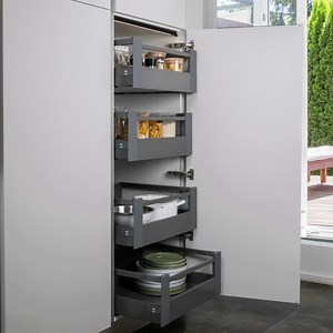 Dans votre cuisine, les placards débordent et la place manque pour ranger les provisions ? Optez pour des rangements pratiques et modernes qui vous faciliteront la vie ! 👉 https://fcld.ly/day07li | Darty