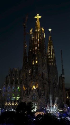 ⛪ ANTONI GAUDÍ y la SAGRADA FAMILIA ✨ La INAUGURACIÓN HISTÓRICA que ILUMINA el CIELO de BARCELONA 📸