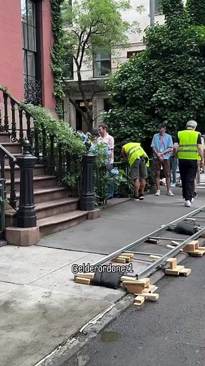 Natalie, on the set of new rom-com “Good Sex” in New York. | Natalie Portman - Fanpage