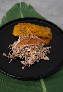 Pernil 23 🇵🇷🔥 | Receta 🧑🏻‍🍳👇🏽 - Ingredientes 16-20 lb de pernil de cerdo (delantero o trasero) 2 cucharadas de aceite de achiote Sal 1 lata de cerveza (lager puertorriqueña) Rub Seco 1/3 taza de sal kosher 3 cucharadas de orégano seco 10 hojas de recao’ (culantro) Pasta de Ajo 10 dientes de ajo 20 granos de pimienta 1 cucharadita de sal - Procedimiento: 1. Limpia el pernil y sécalo con papel toalla. Seca la piel y con un cuchillo amolao’ separa la piel poco a poco de la carne. No la sepa