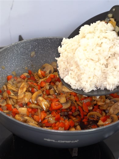 Obiad w 15 minut: Pieczarki z papryką i ryżem