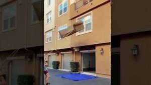 These Roommates Found A Clever Way To Lift A Couch Into Their Apartment On The Third Floor!