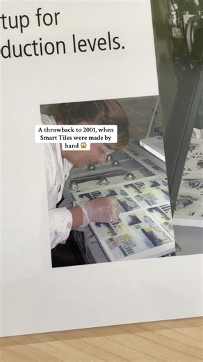 A throwback to the early years of the Smart Tiles production when a handful of people were hand making them! The first Smart Tiles were created in 1999 and we are celebrating 25 years by going through archives together. Stay tuned for more! ——————————— Un voyage dans le passé lorsque les Smart Tiles étaient fabriquées à la main. Les premières Smart Tiles ont vu le jour en 1999 et nous célébrons leur 25e anniversaire en fouillant dans les archives. Restez des nôtre pour en découvrir plus. #smartt