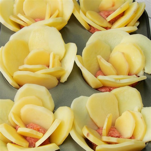 「え、なにこれ可愛すぎ！」「肉汁じゅわ〜＆チーズがとろ〜」このミートローフ、バズる予感しかしない♪ / Meatloaf Muffins with Potato Flowers