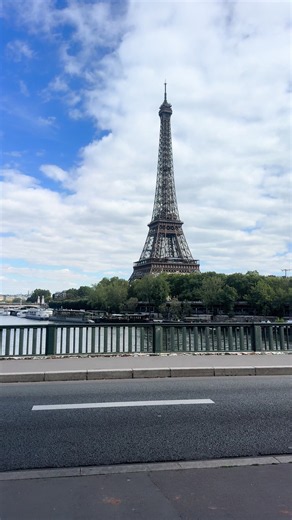 Eiffel Tower Paris: La Tour Eiffel de Paris en journée