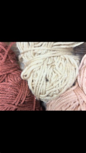 Back to my daisy granny squares 🌼 There’s just something about stitching little flowers together that feels like therapy. #crochetpattern #squares #daisycrochet #daisey #handmade